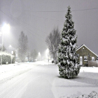Strada di notte coperta dalla bianca e soffice neve in inverno
