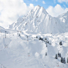 Un bianco manto di neve sul monte in inverno